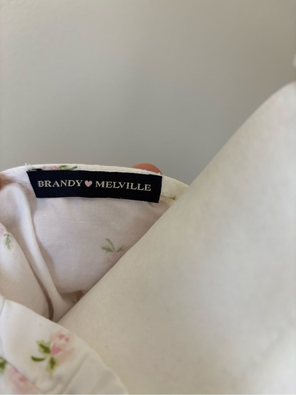 Brandy Melville White Wrap Crop Top with Pale Pink Rose Print 2 US - Picture 8 of 9